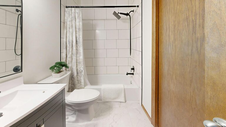 How to Create a Minimalist Bathroom Setup for a Calm, Clutter-Free Space